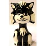 Lorna Bailey cat Doza, H: 13 cm. P&P Group 1 (£14+VAT for the first lot and £1+VAT for subsequent