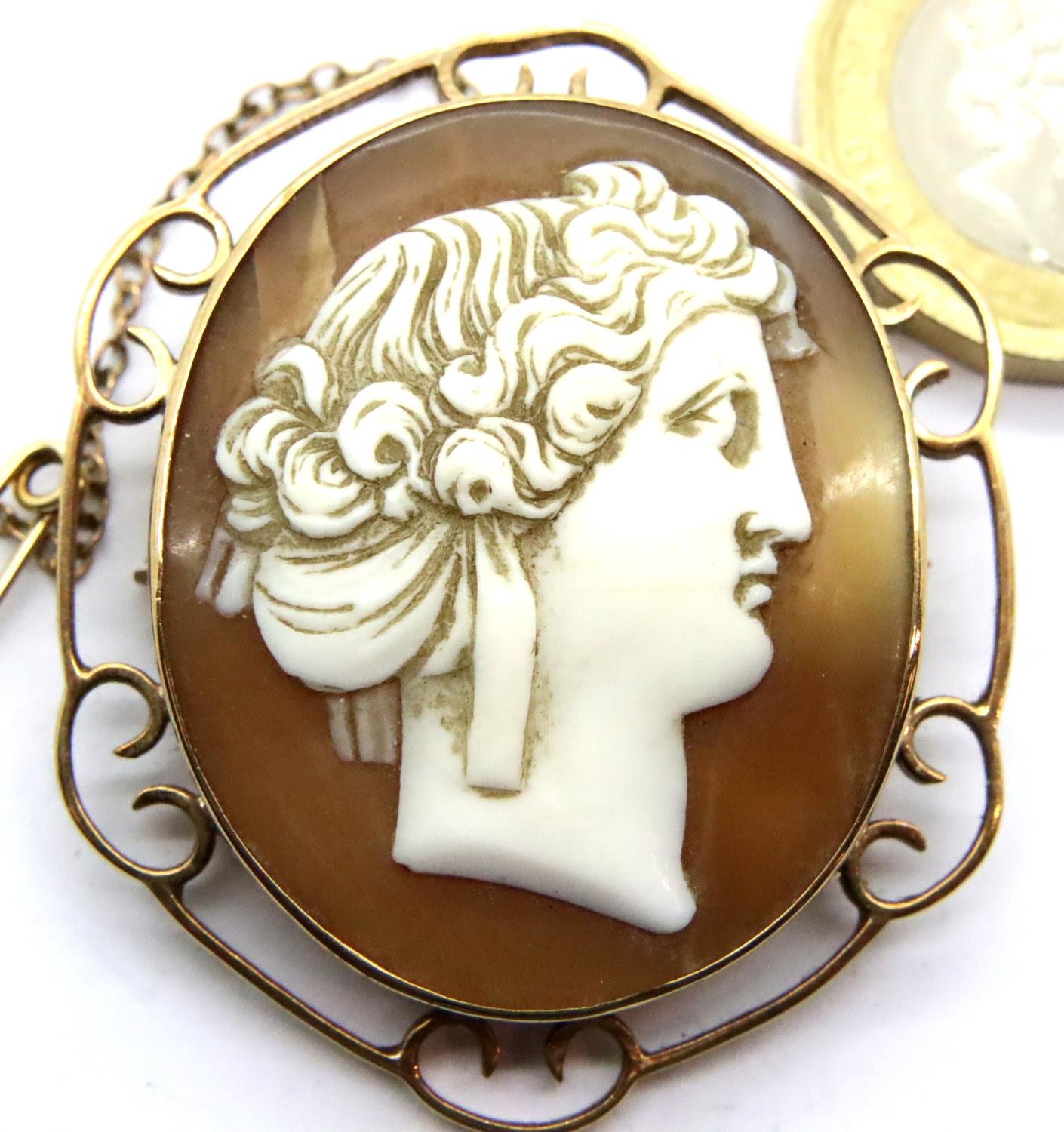 9ct gold mounted Cameo brooch, 45 x 38 mm. P&P Group 1 (£14+VAT for the first lot and £1+VAT for