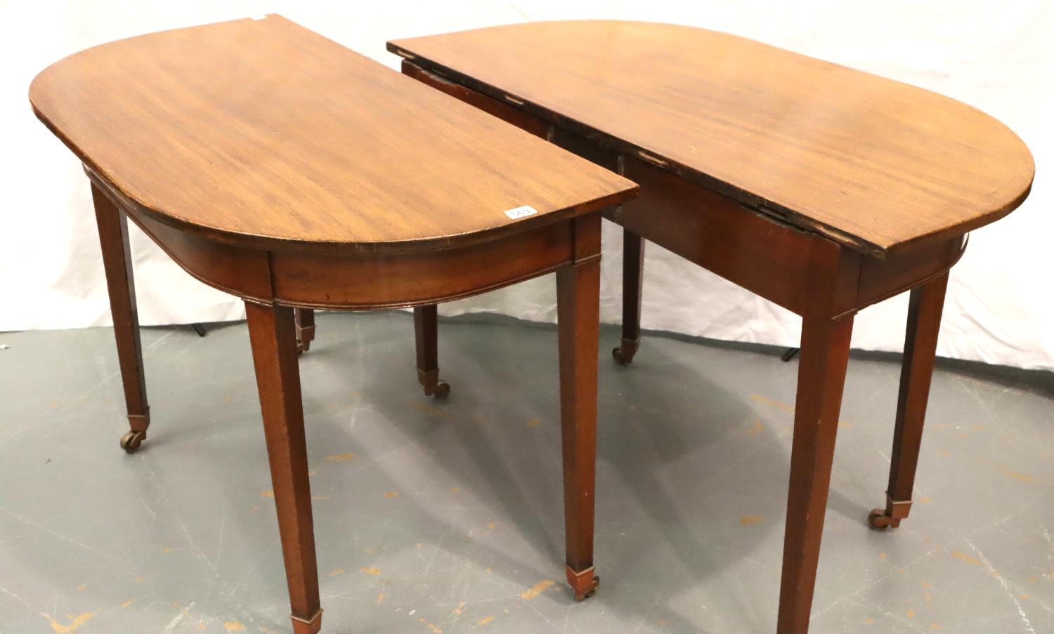 A George III mahogany extending dining table raised on tapering supports, 175 x 114 x 75 cm H. Not - Image 3 of 6