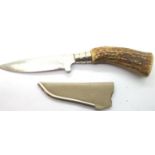 Horn handled knife in a leather sheath, blade L: 65 mm. P&P Group 2 (£18+VAT for the first lot