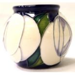 Moorcroft vase in the White Rose pattern, H: 55 mm. P&P Group 1 (£14+VAT for the first lot and £1+