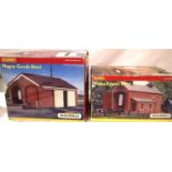 Hornby Skaledale Magna engine shed and goods shed. P&P Group 1 (£14+VAT for the first lot and £1+VAT