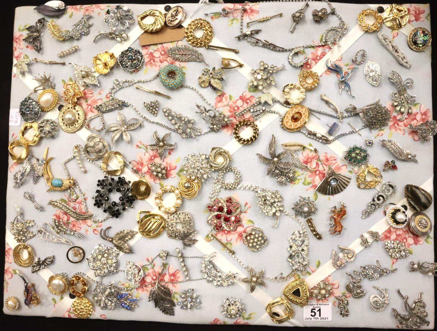 Quantity of costume jewellery brooches. P&P Group 1 (£14+VAT for the first lot and £1+VAT for