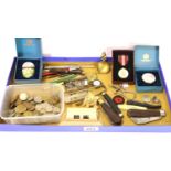 Tray of collectables to include coins and penknives. P&P Group 2 (£18+VAT for the first lot and £3+