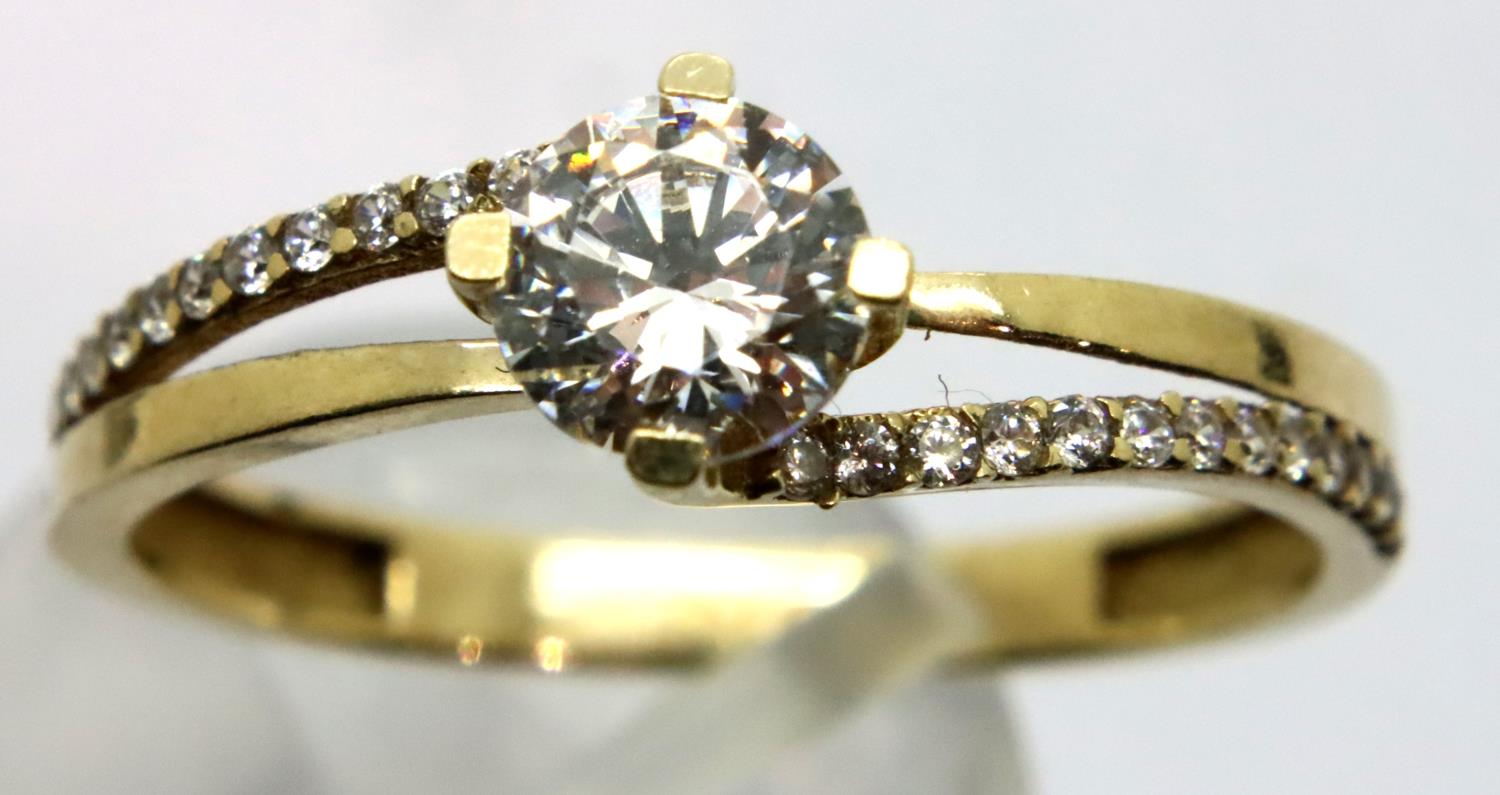 9ct gold solitaire ring, size P, 1.5g. P&P Group 1 (£14+VAT for the first lot and £1+VAT for