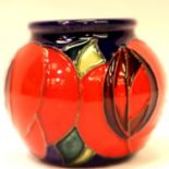 Moorcroft vase in the Red Rose pattern, H: 5 cm. P&P Group 1 (£14+VAT for the first lot and £1+VAT