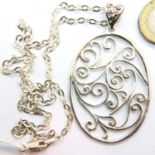 Silver chain with large oval silver pendant, combined 18g. P&P Group 1 (£14+VAT for the first lot