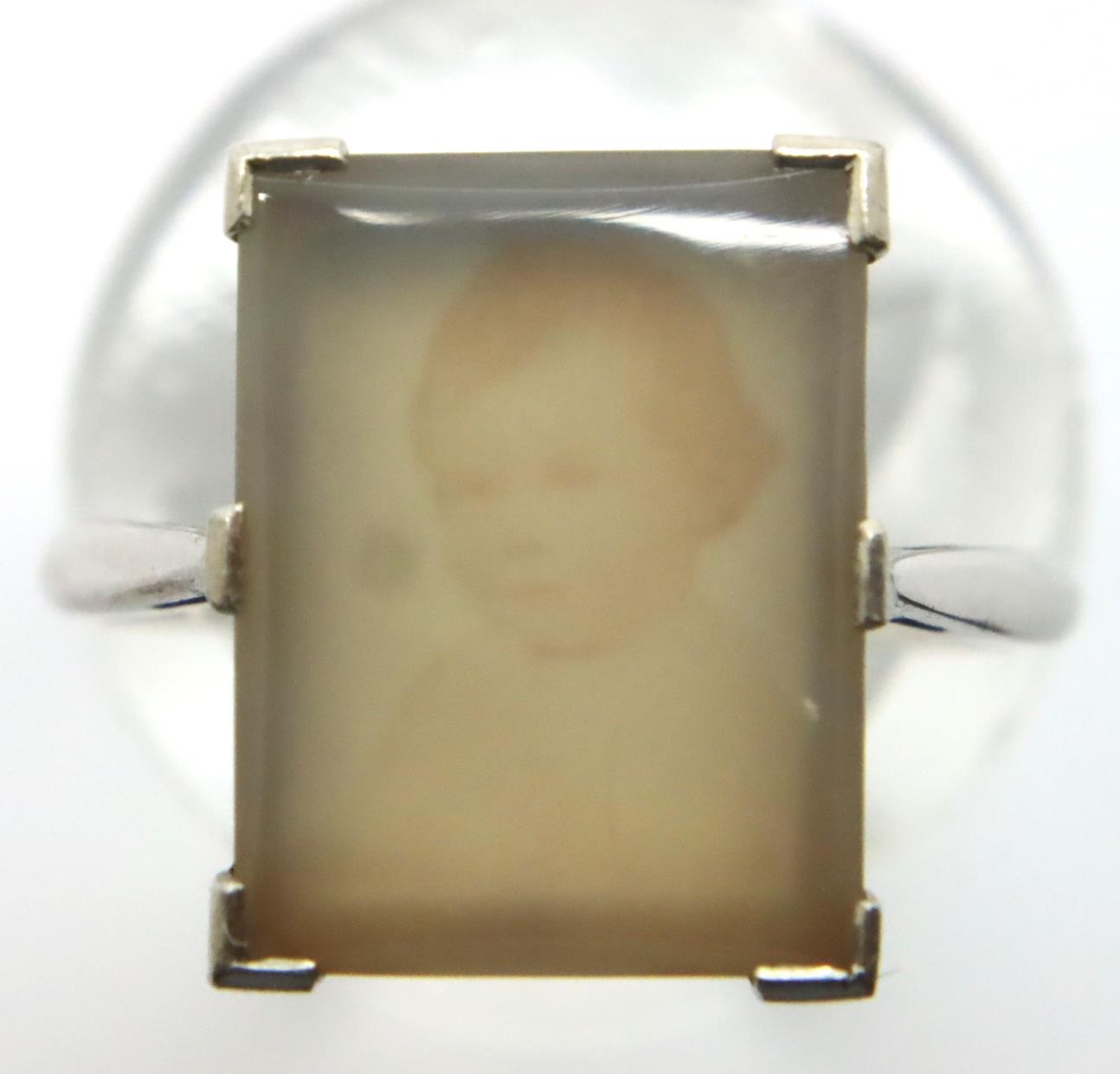 18ct white gold rectangular panel ring with faint view of a baby, size L, 3.1g. P&P Group 1 (£14+VAT