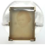 18ct white gold rectangular panel ring with faint view of a baby, size L, 3.1g. P&P Group 1 (£14+VAT