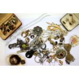 Mixed lot of costume jewellery, gents cufflinks, studs etc. P&P Group 1 (£14+VAT for the first lot