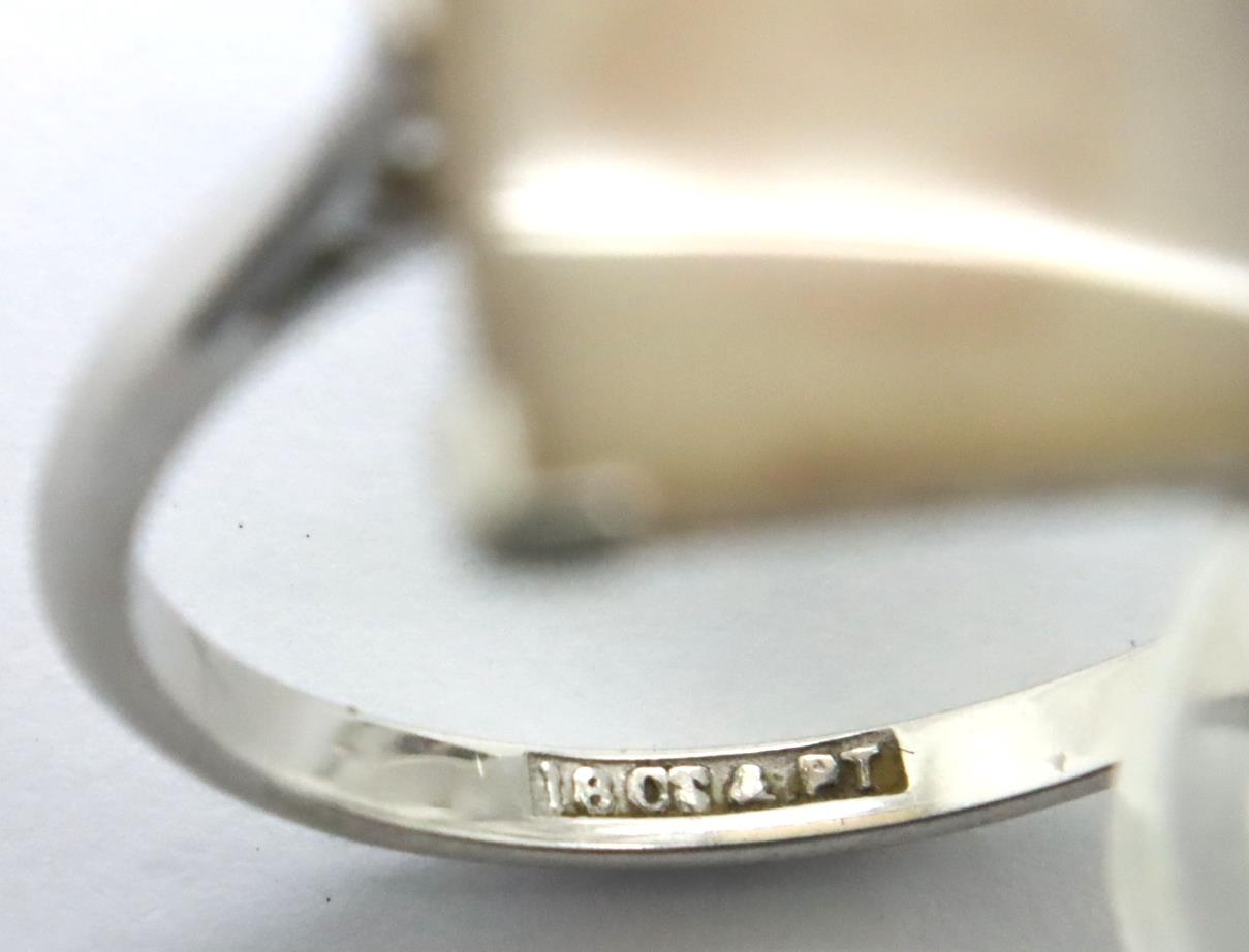 18ct white gold rectangular panel ring with faint view of a baby, size L, 3.1g. P&P Group 1 (£14+VAT - Image 3 of 3