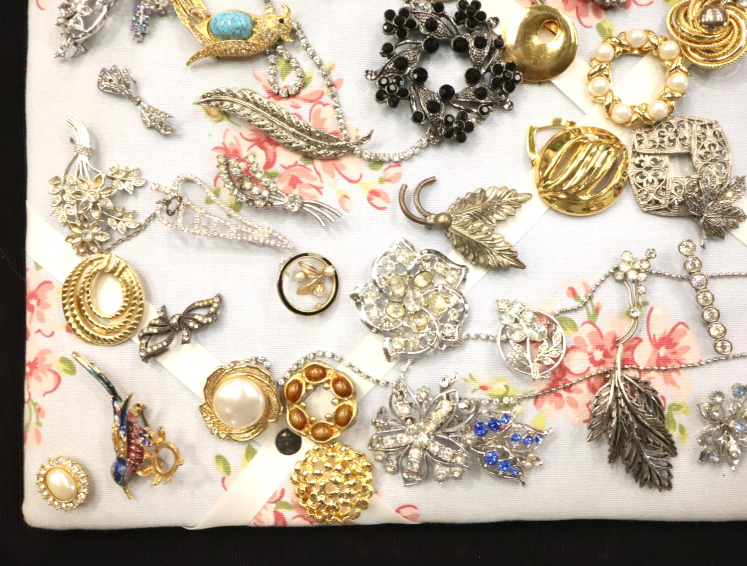 Quantity of costume jewellery brooches. P&P Group 1 (£14+VAT for the first lot and £1+VAT for - Image 4 of 5