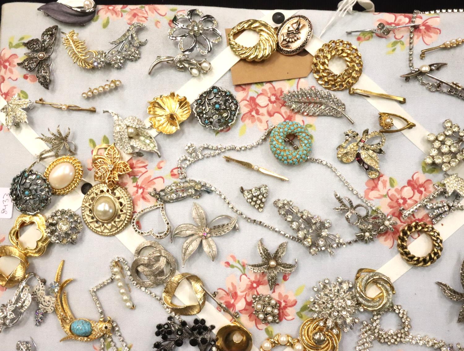 Quantity of costume jewellery brooches. P&P Group 1 (£14+VAT for the first lot and £1+VAT for - Image 2 of 5