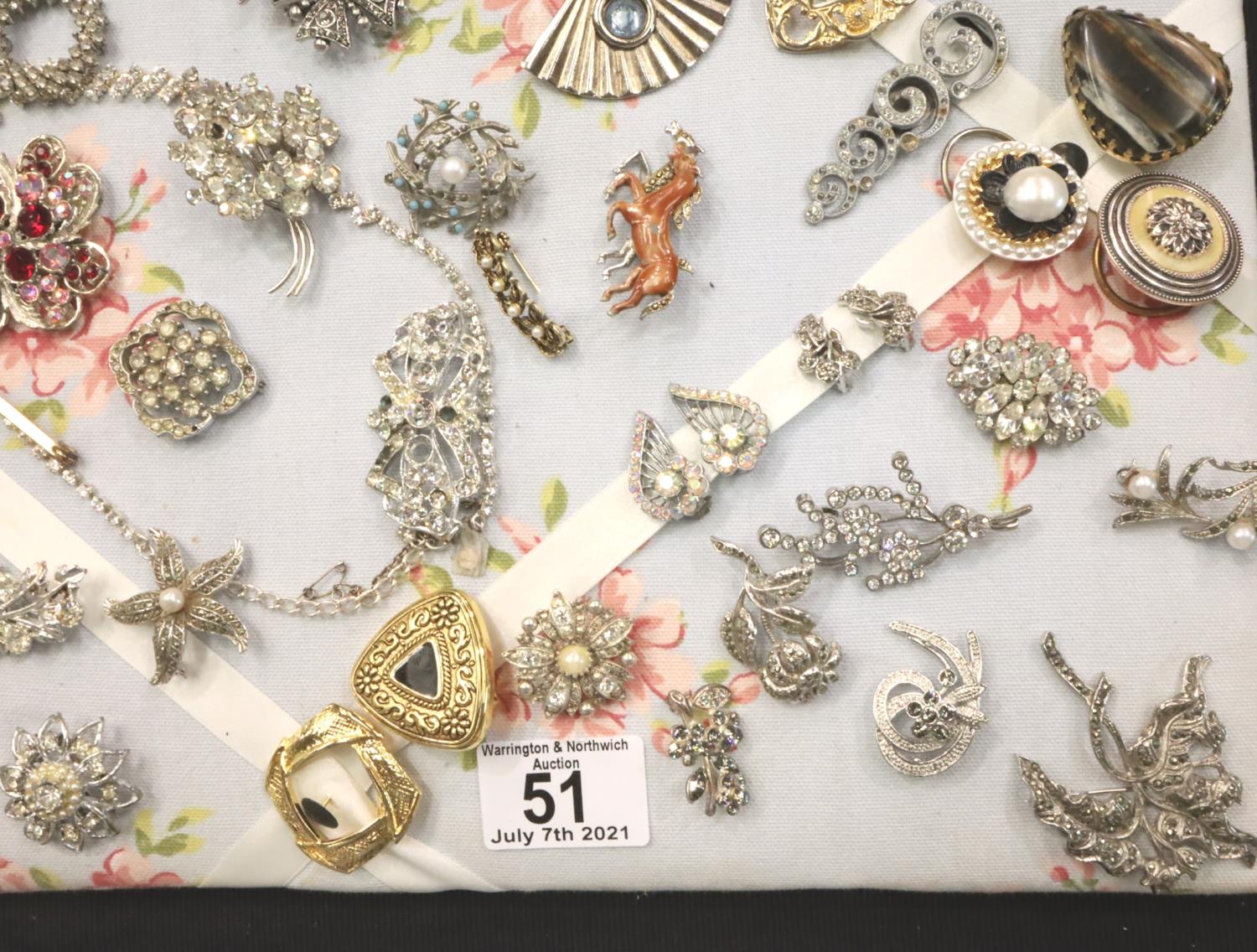 Quantity of costume jewellery brooches. P&P Group 1 (£14+VAT for the first lot and £1+VAT for - Image 5 of 5