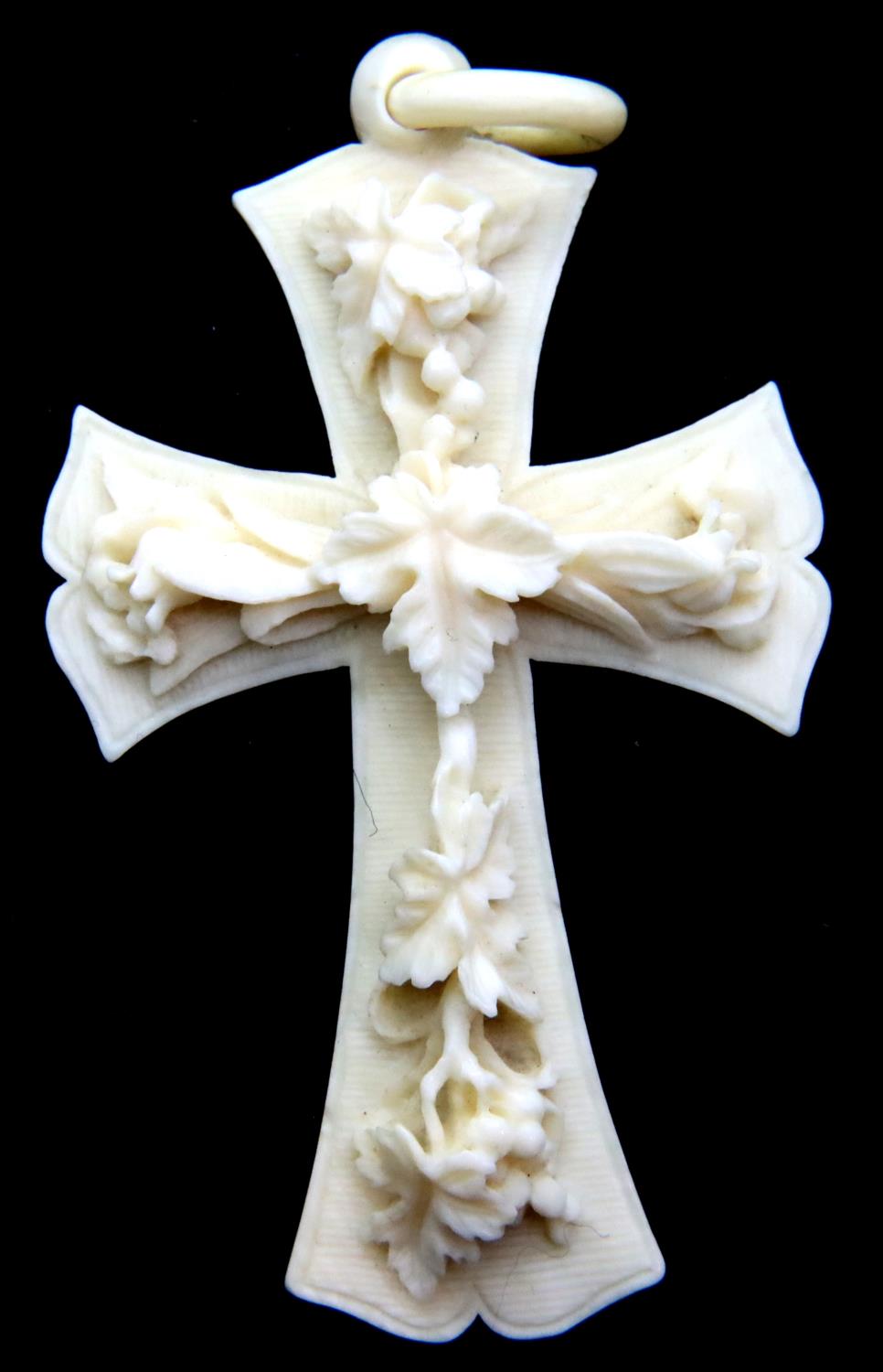 Antique ivory floral decorated cross, carved from a single piece including the loop, H: 70 mm. P&P