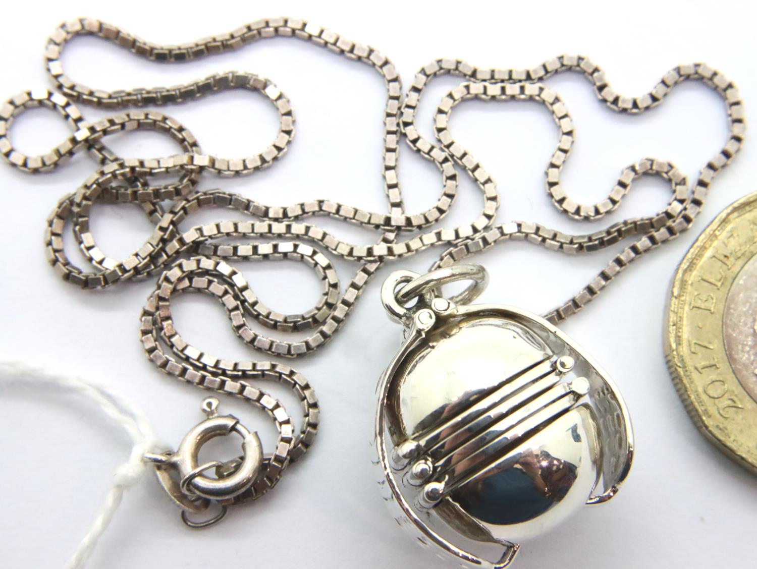 Silver ball locket on chain 13g. P&P Group 1 (£14+VAT for the first lot and £1+VAT for subsequent