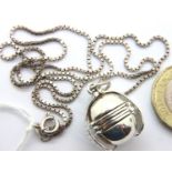 Silver ball locket on chain 13g. P&P Group 1 (£14+VAT for the first lot and £1+VAT for subsequent