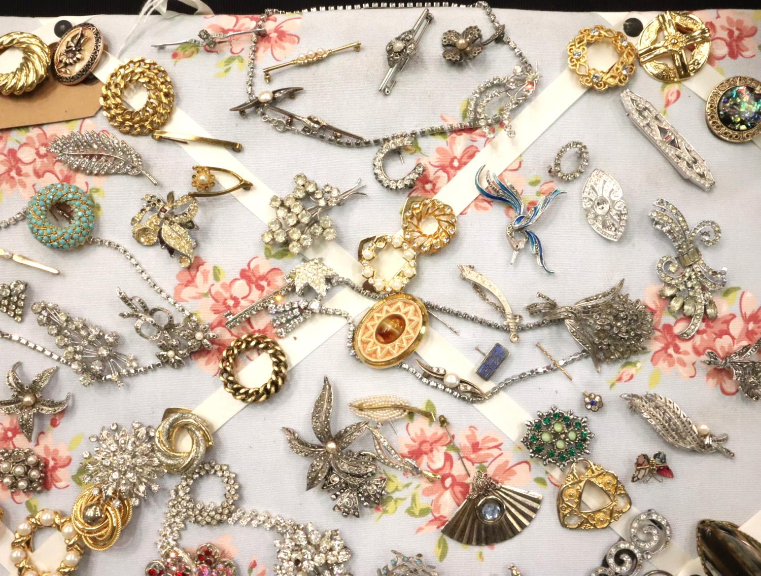 Quantity of costume jewellery brooches. P&P Group 1 (£14+VAT for the first lot and £1+VAT for - Image 3 of 5