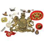 Mixed lot of brass Royal Coat of Arms, L: 17 cm, silver tie clip and other items. P&P Group 1 (£14+