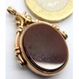 9ct gold carnelian and bloodstone spinner fob, L: 3 cm, 8.6g. P&P Group 1 (£14+VAT for the first lot