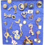 Display of mixed costume jewellery brooches. P&P Group 1 (£14+VAT for the first lot and £1+VAT for