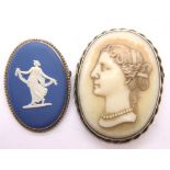 Silver mounted cameo and Wedgwood brooches. P&P Group 1 (£14+VAT for the first lot and £1+VAT for