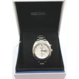 Boxed Seiko; gents Kinetic wristwatch in stainless steel with white dial. P&P Group 1 (£14+VAT for