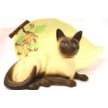 Carlton ware leaf dish and a seat Beswick cat. P&P Group 2 (£18+VAT for the first lot and £3+VAT for