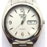 Seiko 5 automatic gents wristwatch on a stainless steel bracelet, working at lotting. P&P Group