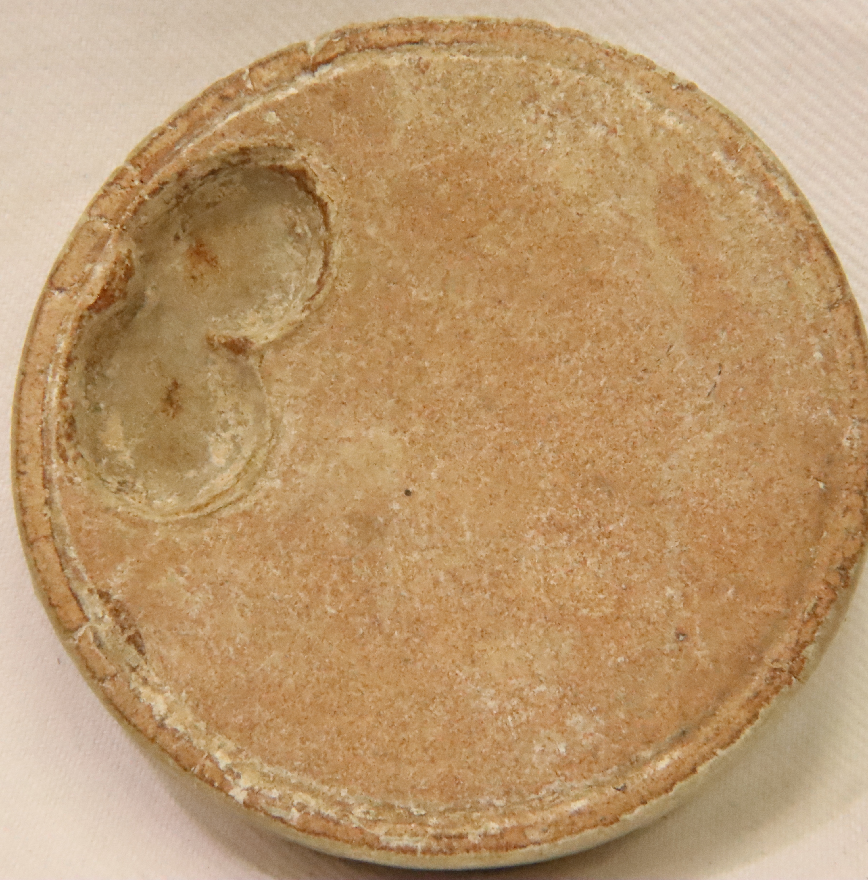 Chinese Ming Dynasty circular brush washer, the base with two finger releases, D: 84 mm. P&P Group 2 - Image 4 of 4