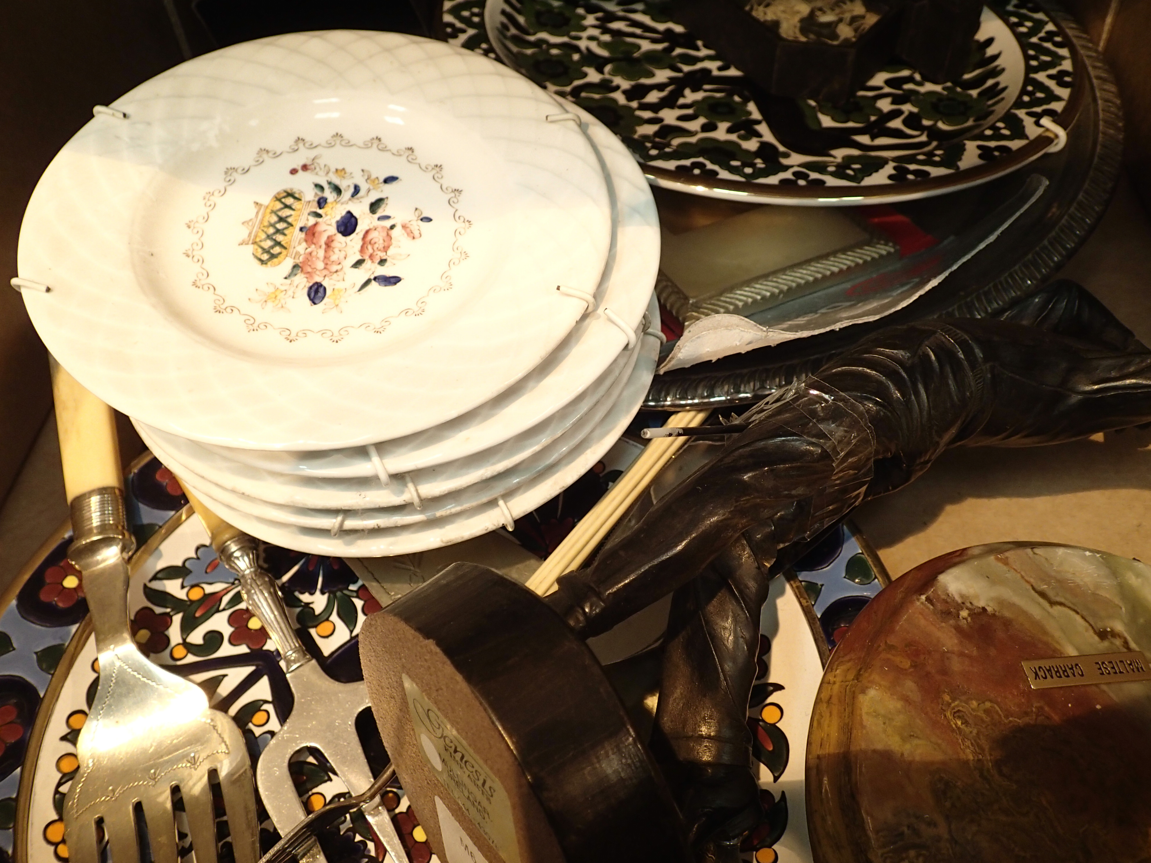 Collection of mixed collectables to include plated ware decorative plates, a figure of a golfer etc.