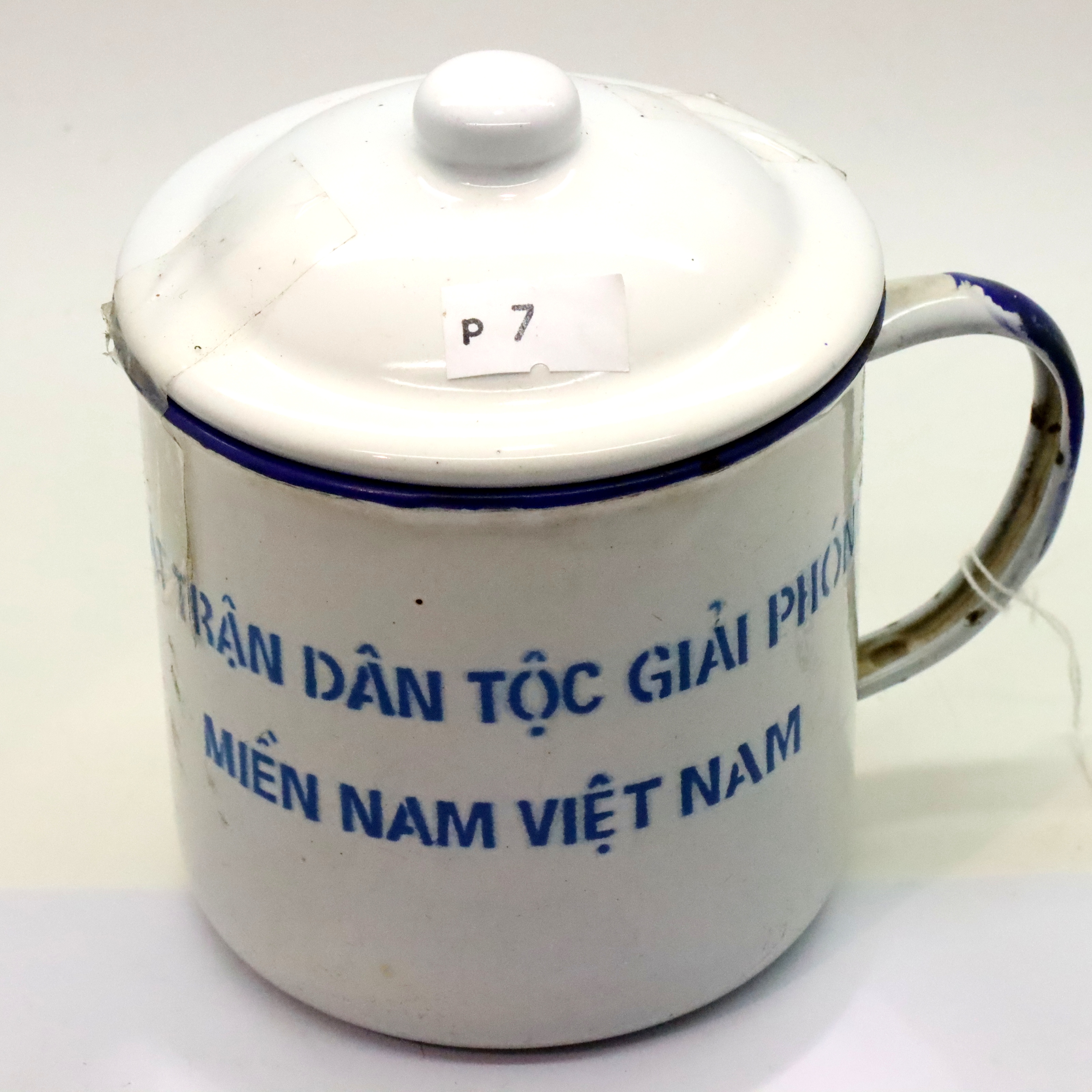 Vietnam War Vietcong enamelled rice cup and a spoon made from a brass shell case. P&P Group 1 (£14+ - Image 2 of 2