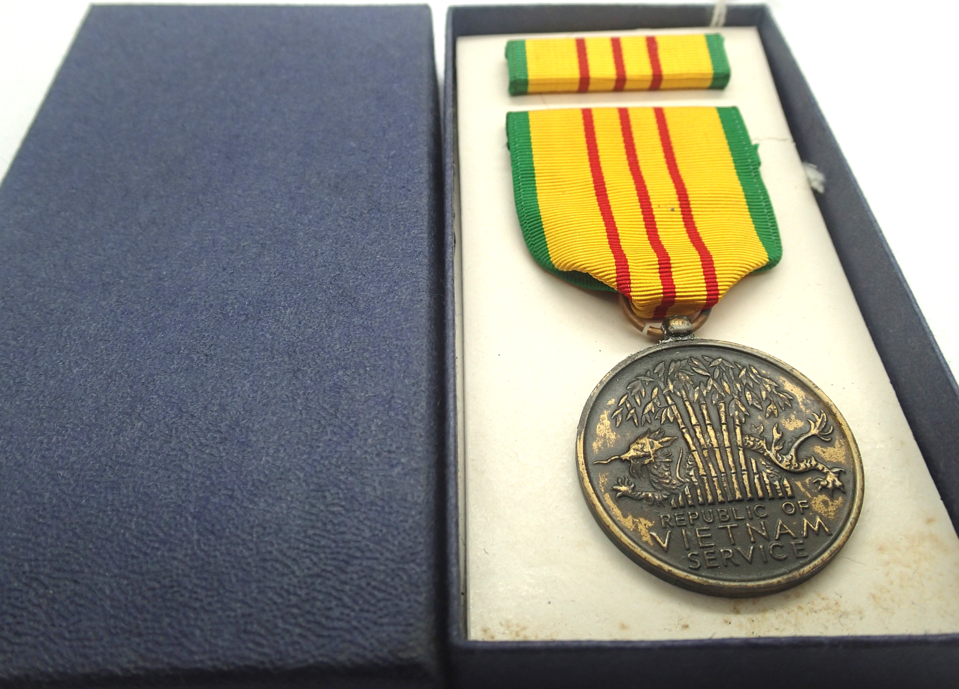 Vietnam War Era. US Vietnam Service Medal in original box. P&P Group 1 (£14+VAT for the first lot