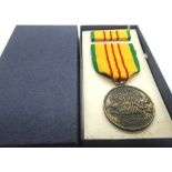 Vietnam War Era. US Vietnam Service Medal in original box. P&P Group 1 (£14+VAT for the first lot