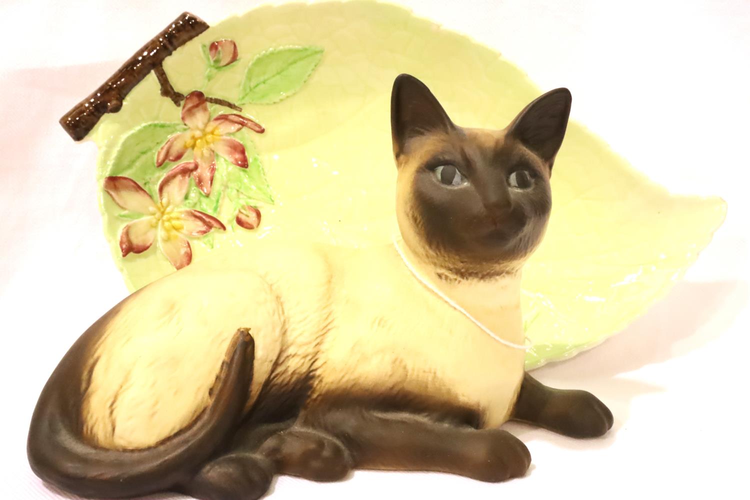 Carlton ware leaf dish and a seat Beswick cat. P&P Group 2 (£18+VAT for the first lot and £3+VAT for