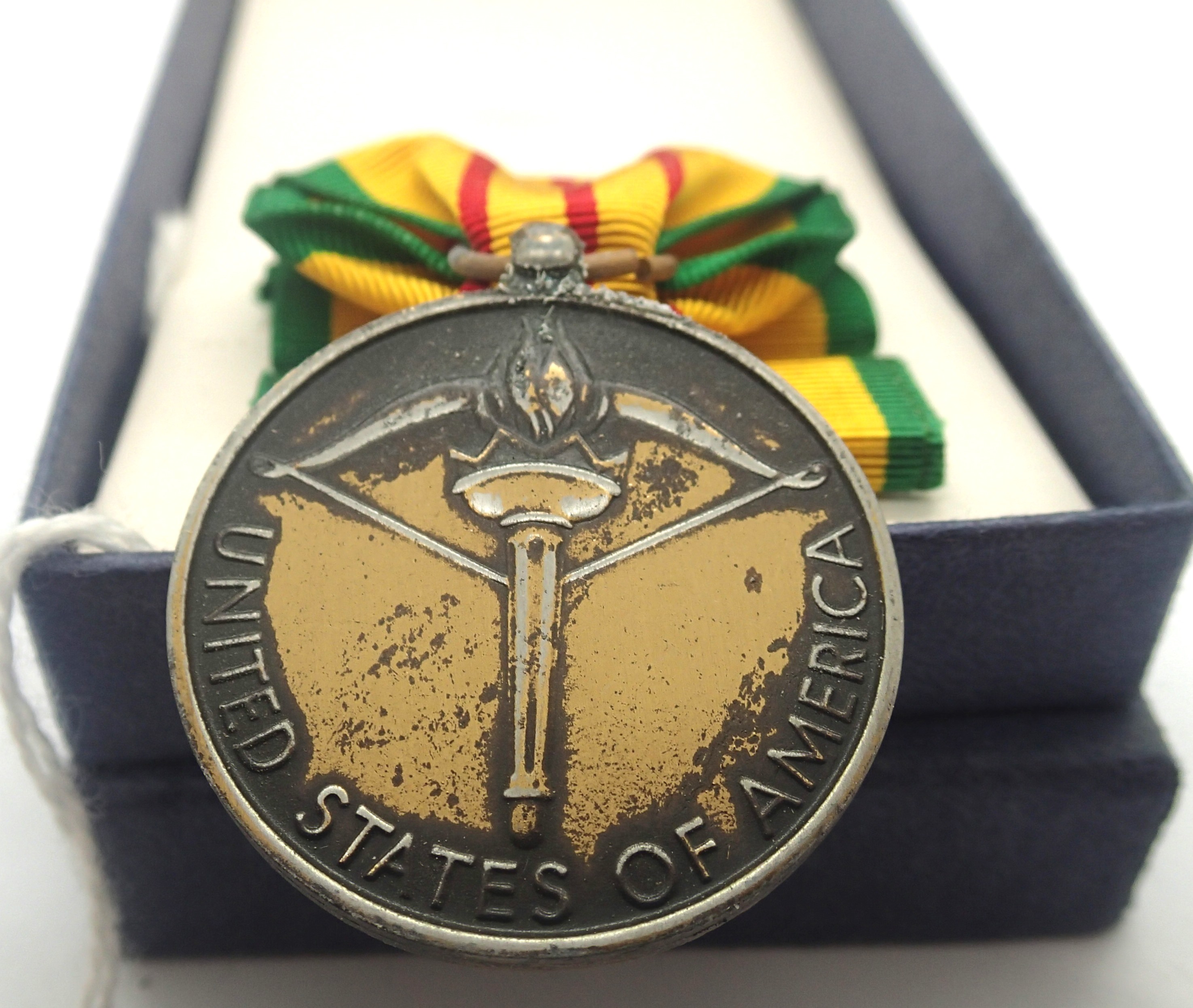 Vietnam War Era. US Vietnam Service Medal in original box. P&P Group 1 (£14+VAT for the first lot - Image 2 of 2