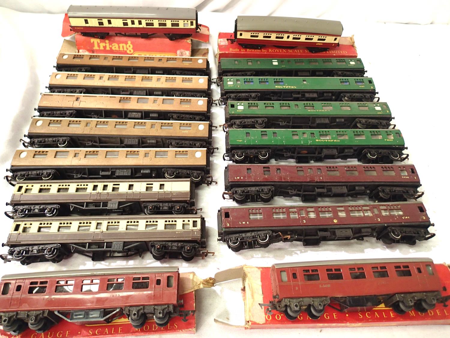 Seventeen Triang OO coaches, Teak, Green, Red, Chocolate/Cream, Blood/Custard, including four poor