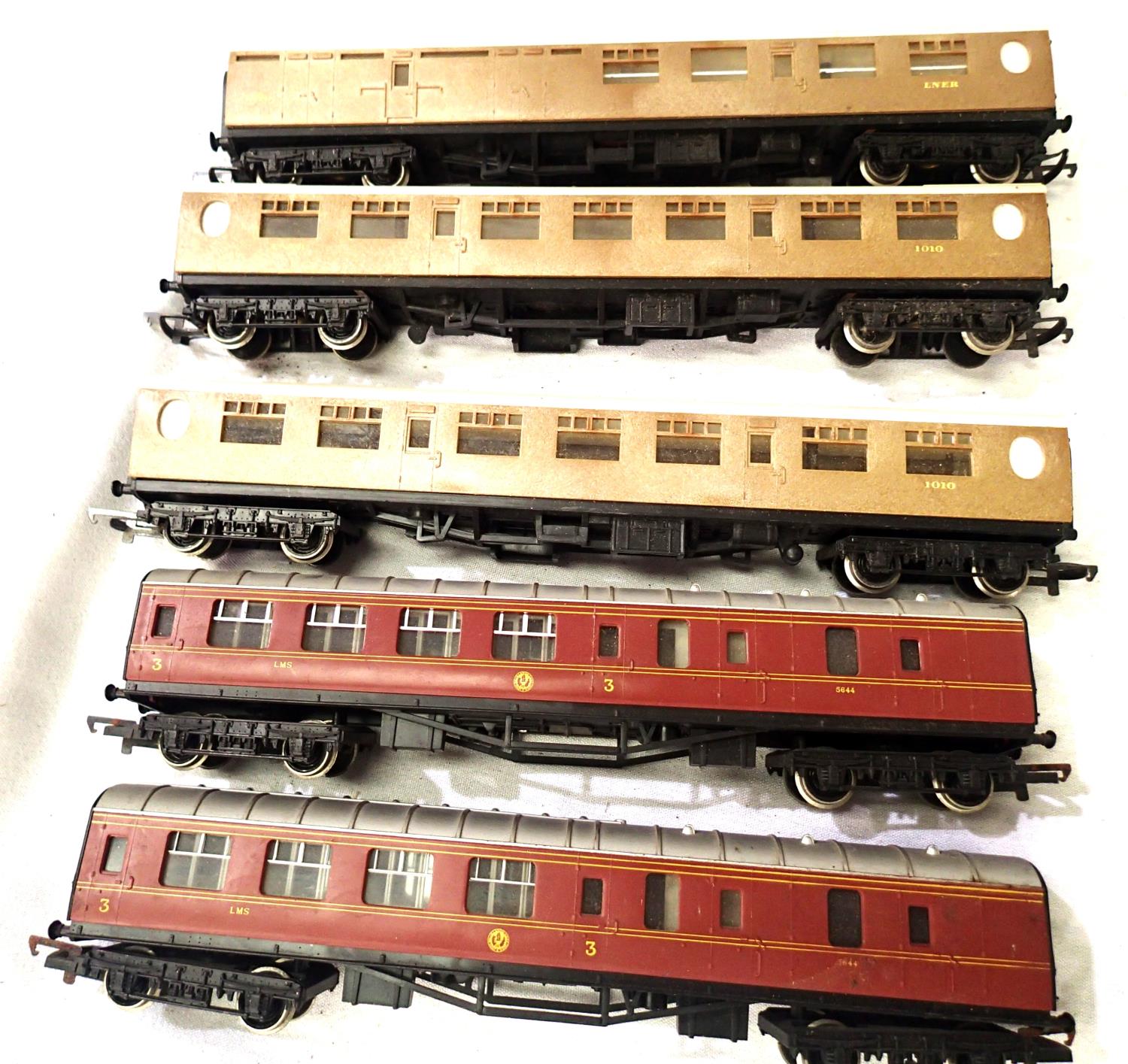 Five Hornby OO coaches, two LMS, three LNER Teak, mostly in very good condition, unboxed, requires