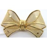 18ct gold filigree bow tie brooch, 5.2g. P&P Group 1 (£14+VAT for the first lot and £1+VAT for