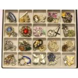 Box of assorted costume jewellery brooches (over forty). P&P Group 1 (£14+VAT for the first lot