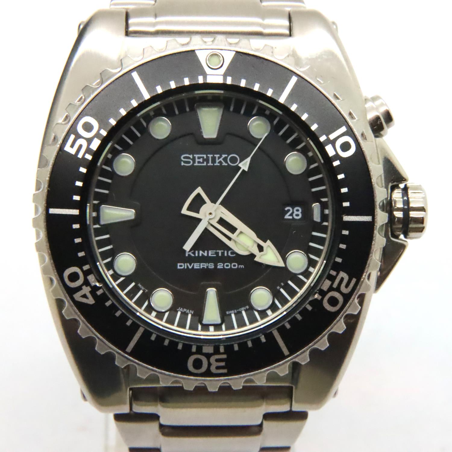 Seiko; gents kinetic 200m divers wristwatch, B.N.I.B stainless steel strap, black bezel and dial, in - Image 2 of 3