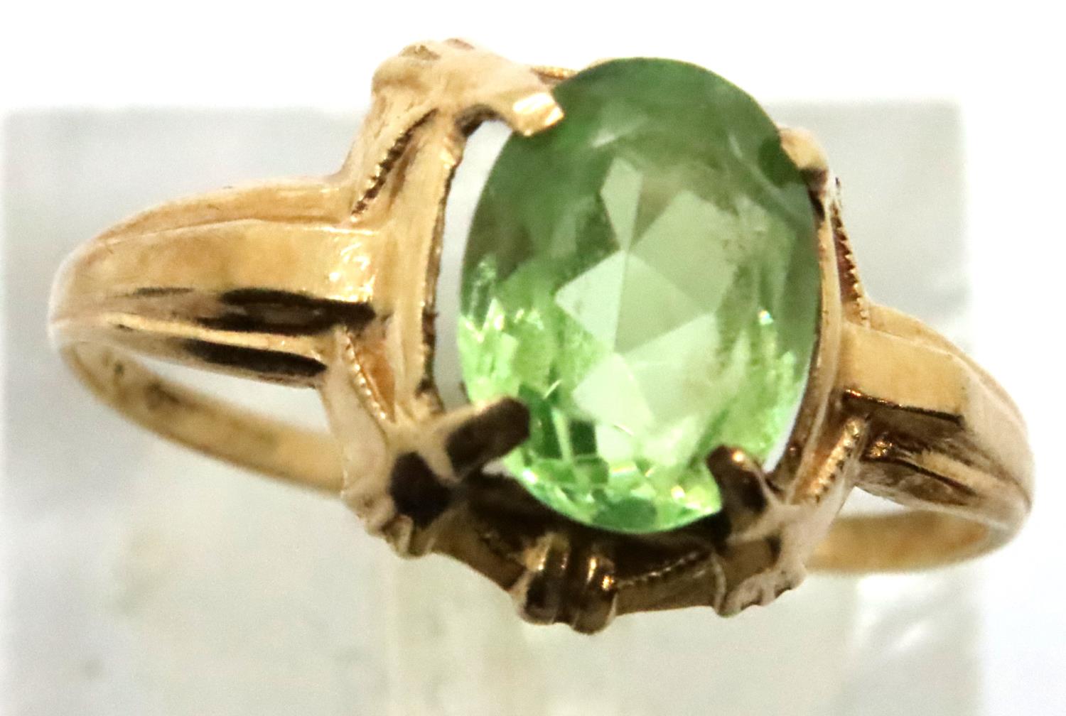 9ct gold ring set with large green stone size K/L 1.3g. P&P Group 1 (£14+VAT for the first lot