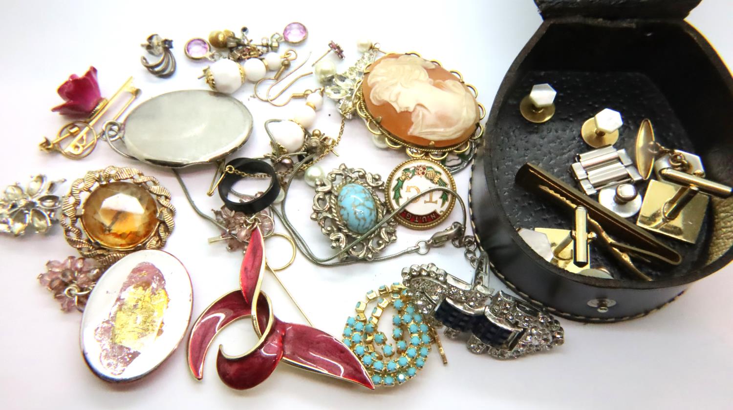 Small quality costume jewellery mainly brooches. P&P Group 1 (£14+VAT for the first lot and £1+VAT