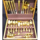 Canteen of gold tone cutlery with stainless steel blade. P&P Group 2 (£18+VAT for the first lot