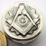 925 silver Masonic pill box, D: 28 mm. P&P Group 1 (£14+VAT for the first lot and £1+VAT for