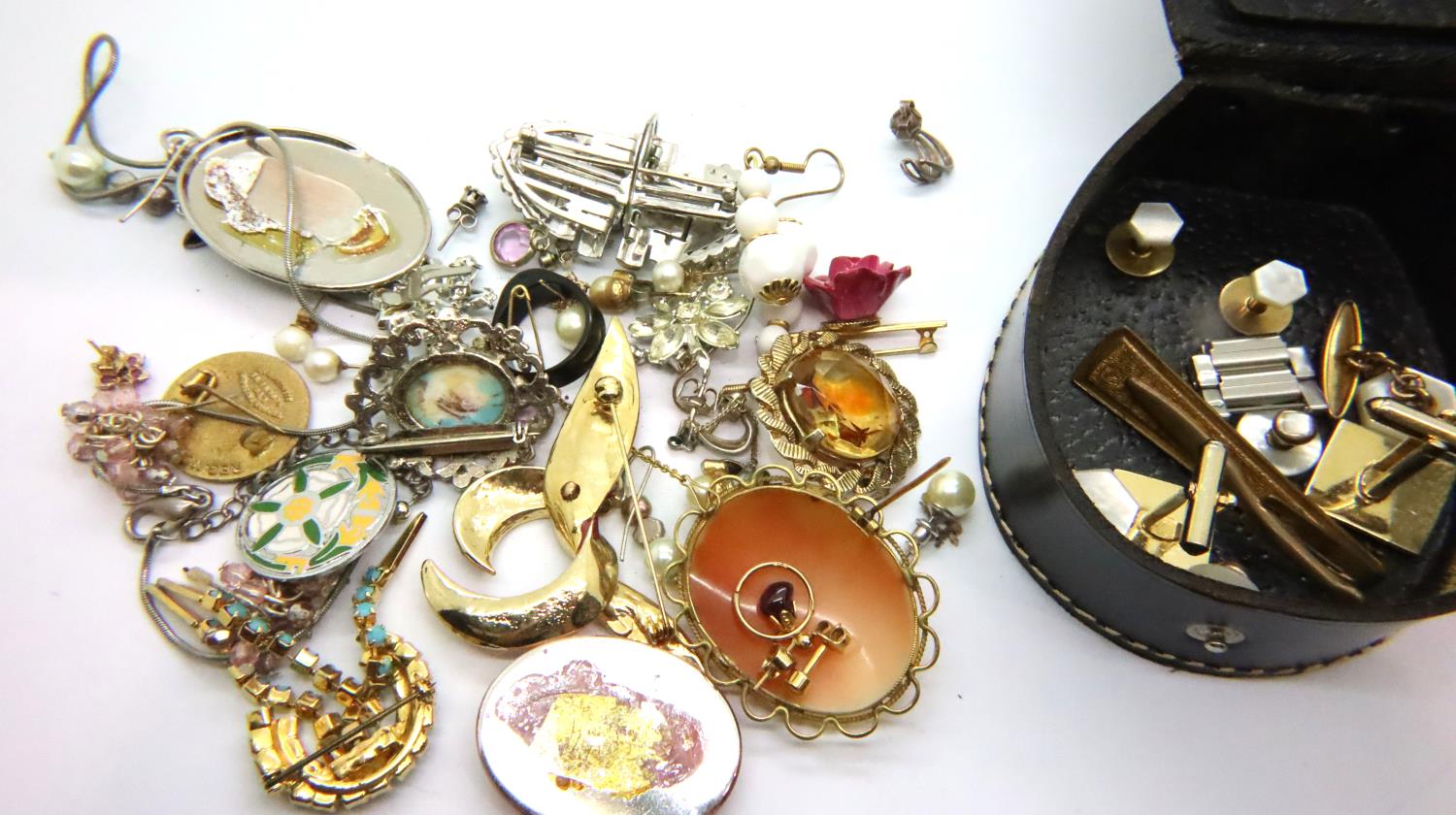 Small quality costume jewellery mainly brooches. P&P Group 1 (£14+VAT for the first lot and £1+VAT - Image 2 of 2