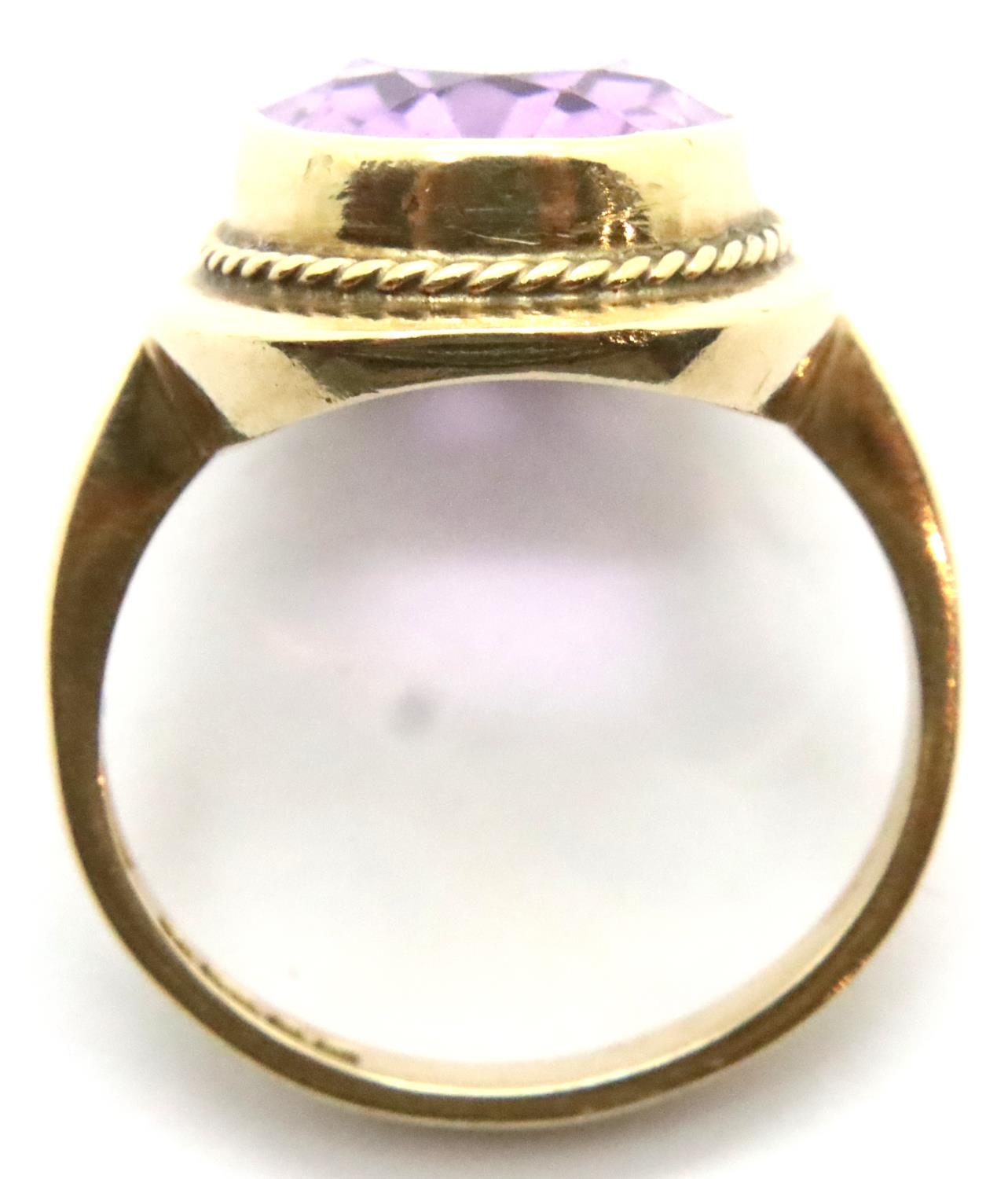 9ct gold amethyst set dress ring, size K/L, 4.0g. P&P Group 1 (£14+VAT for the first lot and £1+ - Image 2 of 3