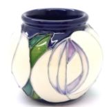 Moorcroft vase in the White Rose pattern, H: 6 cm. P&P Group 1 (£14+VAT for the first lot and £1+VAT