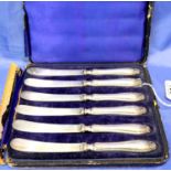 Boxed silver handled butter knives. P&P Group 2 (£18+VAT for the first lot and £3+VAT for subsequent