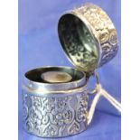 925 silver thimble case, H: 3 cm, 15g. P&P Group 1 (£14+VAT for the first lot and £1+VAT for
